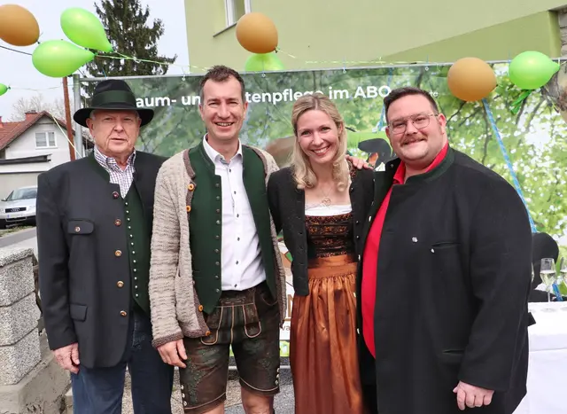 Günter Hahn (li) und Rene Strohmeier gratulierten Reinhardt und Fabiola Witkowski zur Geschäftseröffnung. | Foto: Edith Ertl