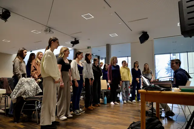 Die Jugendlichen arbeiten in den Proben auf ihren Auftritt hin. | Foto: Jonas Rameder