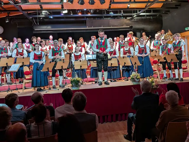 Applaus im vollen Dorfsaal nach dem gelungenen Frühjahrskonzert für Kpm. Roman Salvenmoser und die Bundesmusikkapelle Kirchdorf
