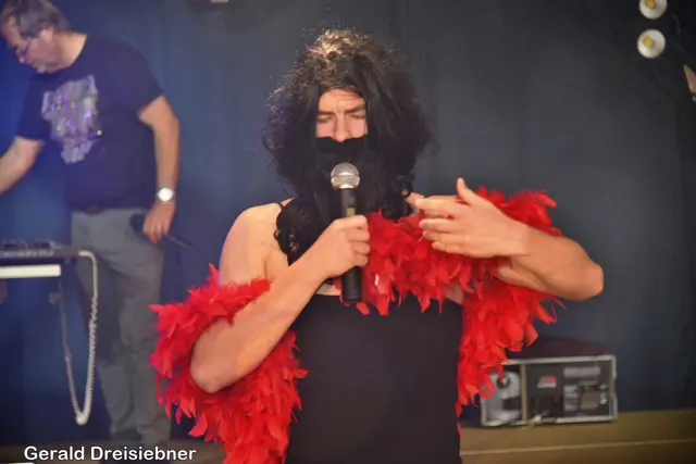 Conchita Wurst trat auch bei der Mitternachtseinlage auf.  | Foto: Gerald Dreisieber