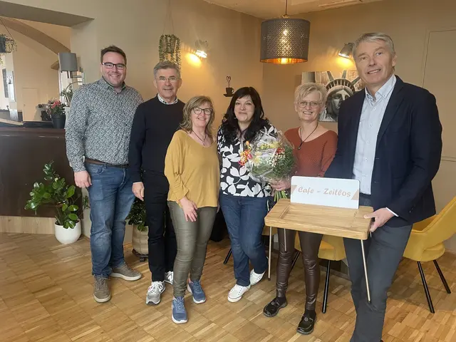 Klaus Sundl, Franz Fartek (v. l.) und Johann Winkelmaier (r.) statteten Renate Steinwender (2. v. r) und ihrem Team einen Besuch im Café "Zeitlos" ab. | Foto: Facebook Stadtgemeinde Fehring