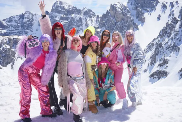 Bunte und schrille Outfits sind beim Ugly Skiing Day ein Muss. | Foto: AMG