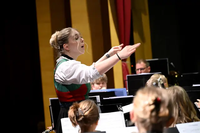 Jugendreferentin Julia Weithaler dirigierte die NachwuchsmusikantInnen.