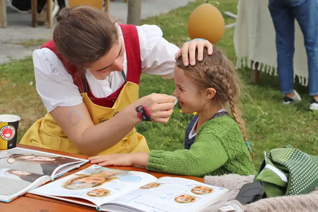 Der Familienbetrieb feierte seine Eröffnung auch ganz familiär. Luftballons, eine Spielecke und Kinderschminken gehörten dazu.  | Foto: Edith Ertl