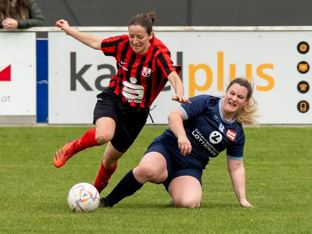 Intensiver Zweikampf zwischen Madlen Schrittwieser (Blau) und einer Spielerin aus Litschau. | Foto: Stefan Pfaller
