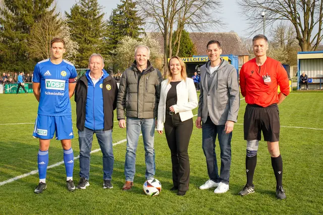 Der SV Welgersdorf bedankt sich bei Gemeinderat Thomas Gabriel für die Spende des Matchballs sowie bei Labg. Christian Dax für die Übernahme der Matchpatronanz. | Foto: Angelina Kaiser