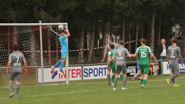 Goalie Bernhard Grill kann diesen Freistoß von der linken Seite getreten nicht festhalten - daraus resultierte das 2:0. | Foto: Peter Seper