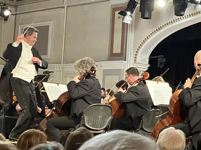 Mit sportlichem Einsatz dirigierte Norbert Pfafflmeyer das Philharmonische Orchester Györ.