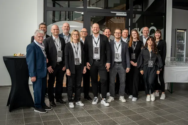 Geschäftsführer Michael Paukowits und sein Mitarbeiterteam von Kiteo.  | Foto: Sebastian Kohl