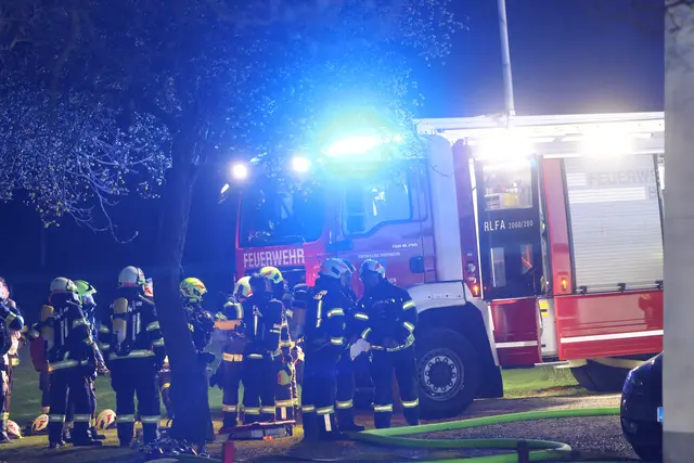Großeinsatz in der Nacht: Heizraumbrand in Buchkirchen fordert Einsatz mehrerer Feuerwehren | Foto: laumat/Matthias Lauber