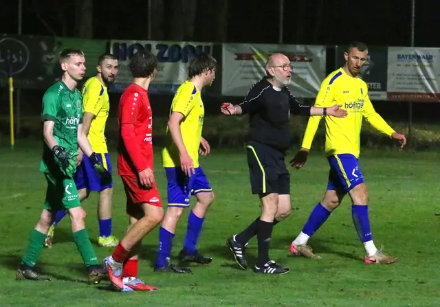 Schiri-Routinier Martin Bär mußte phasenweise erhitzte Spieler-Gemüter ´beruhigen