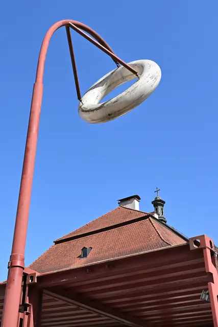 Kleine Täuschung: Aus diesem Blickwinkel bekommt das zeitgenössische Kunstobjekt einen historischen Dachaufbau. | Foto: Hans-Peter Kriener