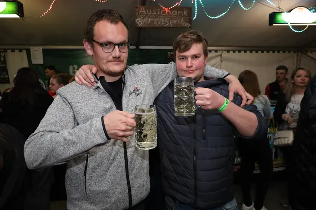 Patrick und Thomas stossen auf einen tollen Partyabend an. | Foto: Markus Bäumler/zema-medien.de
