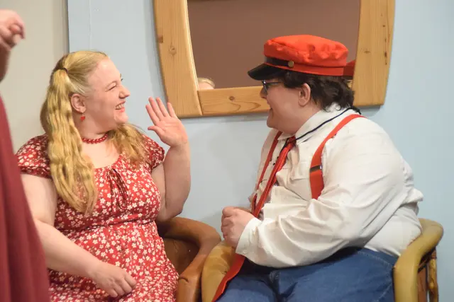 Haben sich gesucht und gefunden: Viktoria Schrei als Irmchen und Philipp Neurohr als Muttersöhnchen Nikolaus Hengst.  | Foto: MeinBezirk/Elisabeth Kloiber