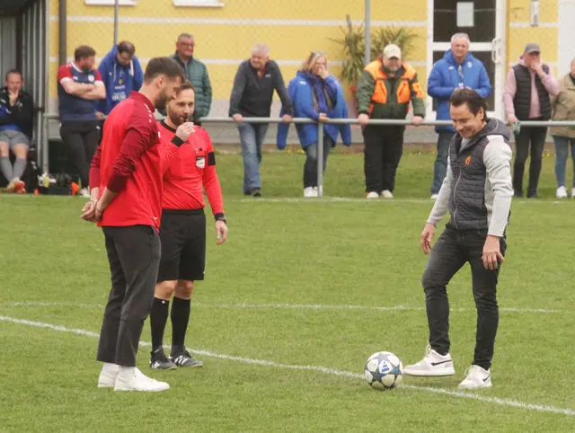 Christoph Haller - Bullinarium-Chef aus Markt Allhau übernahm die Spielpatronanz, die Ballspende und den Ankick zum Schlagerspiel gegen Oberschützen.  | Foto: Peter Seper