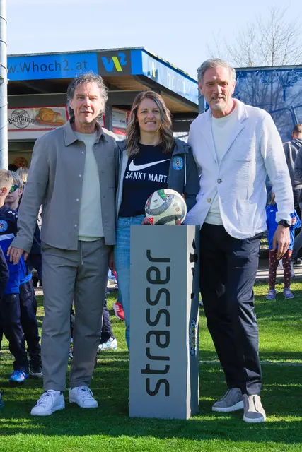 Ehrenanstoß: Gerhard Zallinger, Simone Kepplinger und Hannes Artmayr, v. l.  | Foto: Alfred Hofer