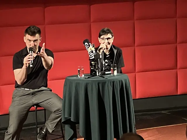 Regisseur Stefan Domnanovich und Gabriela Novak-Karall, die Vorsitzende des Kroatischen Zentrums in Wien, standen nach der Filmpremiere Rede und Antwort im Kinosaal.  | Foto: Karl Ettinger