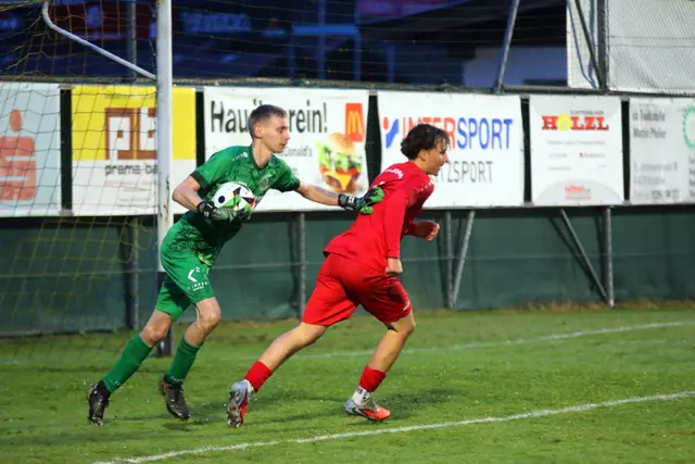 Reith-Goalie Marcel Posch verschafft sich Platz