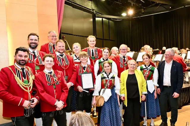 Alle geehrten Mitglieder mit den ebenso zahlreichen GratulantInnen und Bgm Josef Singer (re.)