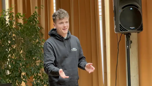 Agrar-Influenzer Markus Holzschuster gab dem Publikum Einblicke in die digitale Landwirtschaft, seinen Alltag rund um Kooperationen und die Arbeiten am Feld und sowie im Gasthof. | Foto: Lisa Stöckl