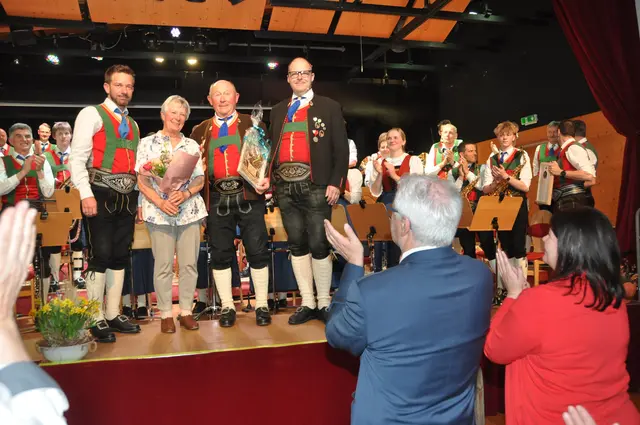 Gratulationen und Applaus für Maria und Blasius Hechenberger (Mitte) flankiert von Kpm. Roman Salvenmoser (li.) und Obmann Gerhard Dörflinger (re.) 