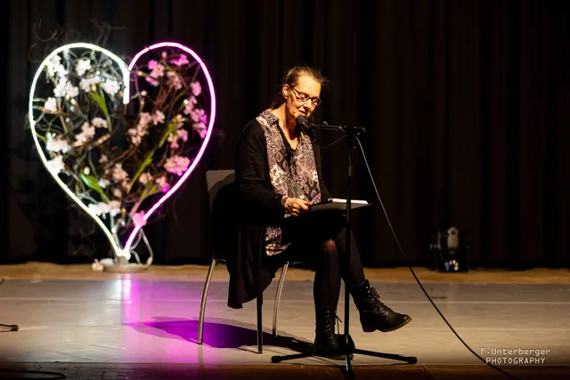 Die Herzschlag-Mentorin der Worte: Ein Porträt über Regina Schwandt