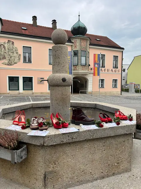 Trauerkundgebung in Sooß - Rote Schuhe, Rose und Kerze für jeden Femizid. | Foto: Junge Generation