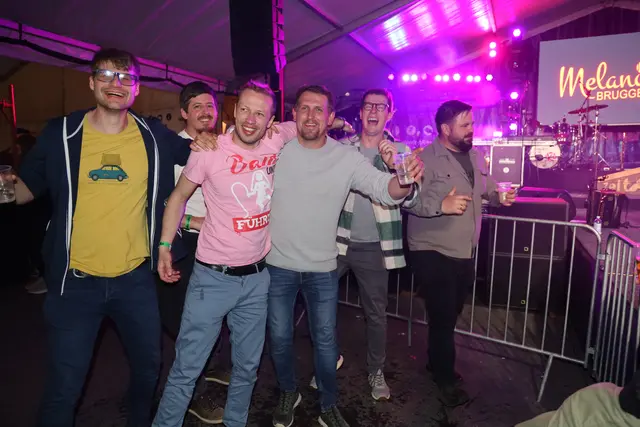 Tausende feierten eine große Party-Nacht beim Kreisverkehr