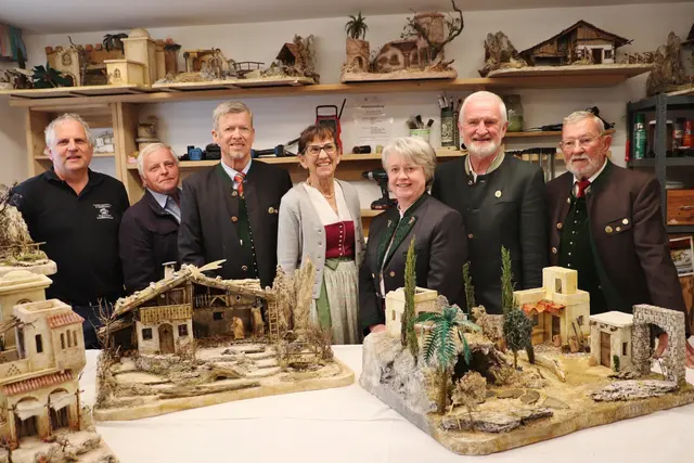Die vier neuen Krippenbaumeister mit ihren Lehrgangsleitern Gerhard Eisel und Johann Puster (li) sowie Fritz Marx (re). | Foto: Edith Ertl