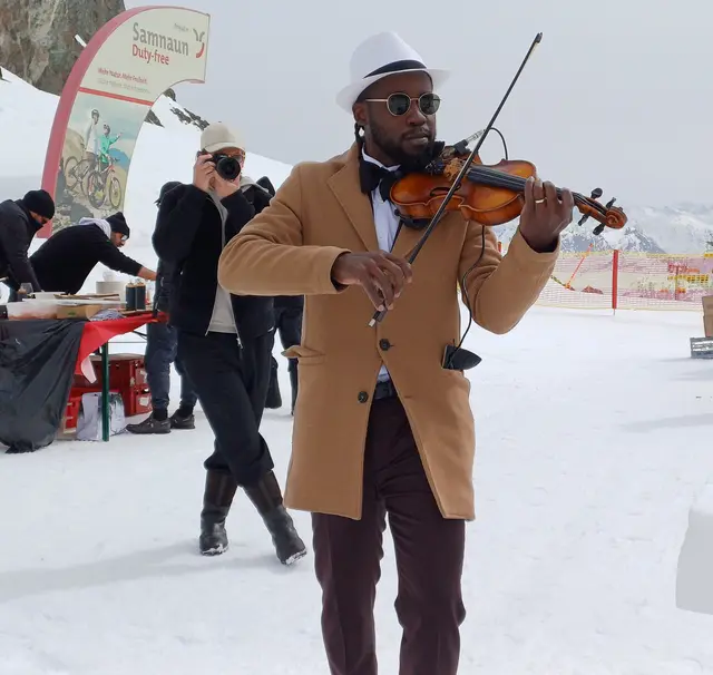 Isonilstrings - Isonil ist ein klassisch ausgebildeter Violinist, der virtuose Streichinstrumente mit House-Pop- und afrikanischen Einflüssen verbindet. | Foto: Monika Hammerl