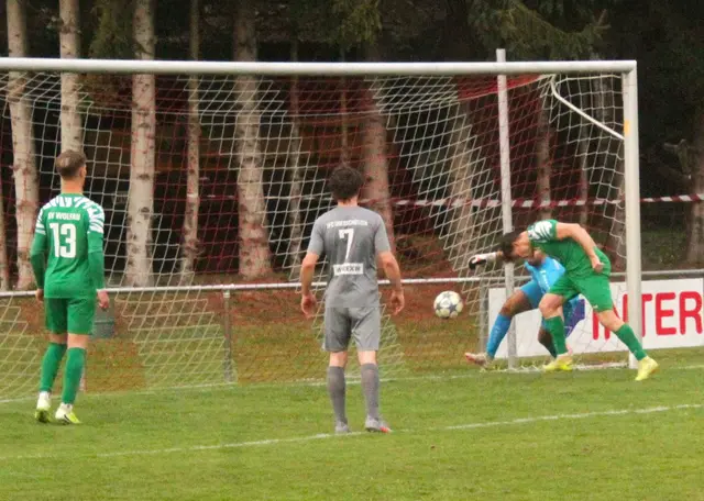 Leon Kinelly erzielt per Kopf das 2:0. | Foto: Peter Seper