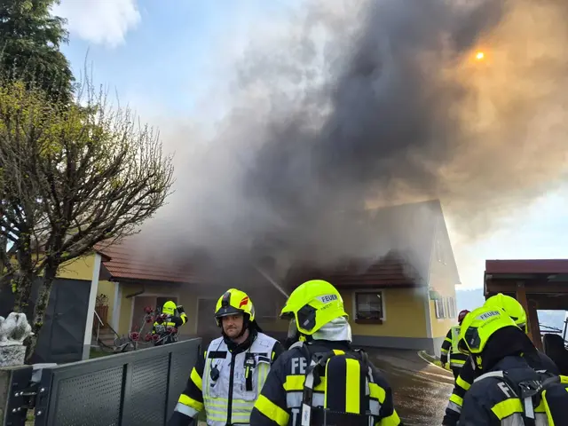 Aufgrund der starken Rauchentwicklung und der schwierigen Zugänglichkeit des Brandherdes mussten die Löscharbeiten unter schwerem Atemschutz durchgeführt werden. | Foto: FF Tillmitsch