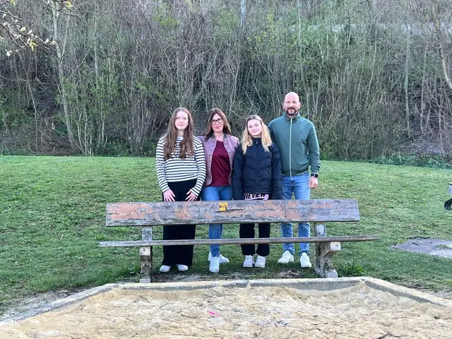 Mädchen der NÖMS montieren Plaketten auf Parkbänken