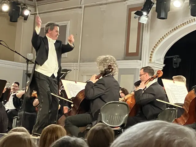 Mit sportlichem Einsatz dirigierte Norbert Pfafflmeyer das Philharmonische Orchester Györ.