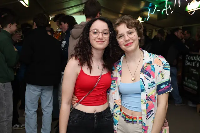 Elena und Marie geniessen den gemeinsamen Abend. | Foto: Markus Bäumler/zema-medien.de