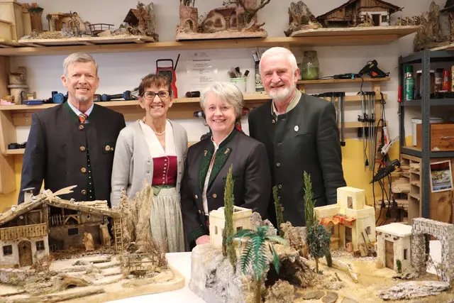 Kurt Schicho, Luise Rothdeutsch, Alexandra Hauk und Harald Moser legten erfolgreich die Prüfung zum Krippenbaumeister in Wundschuh ab. | Foto: Edith Ertl