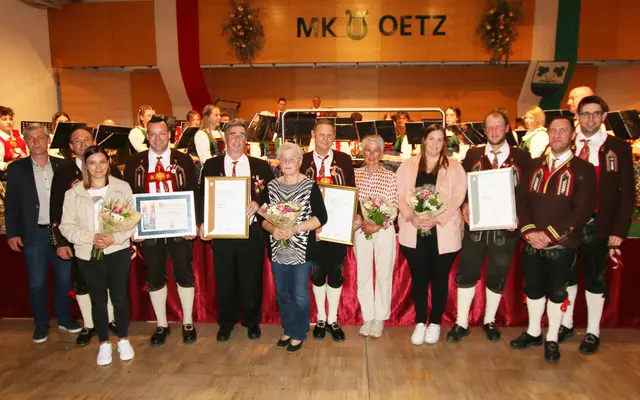 Die geehrten Musikanten mit ihren Partnerinnen, Bgm Hansjörg Falkkner,Obmann Erwin Scheiber, Kapellmeister Mario Wiedemann und Bezirksobmann Alfred Lercher