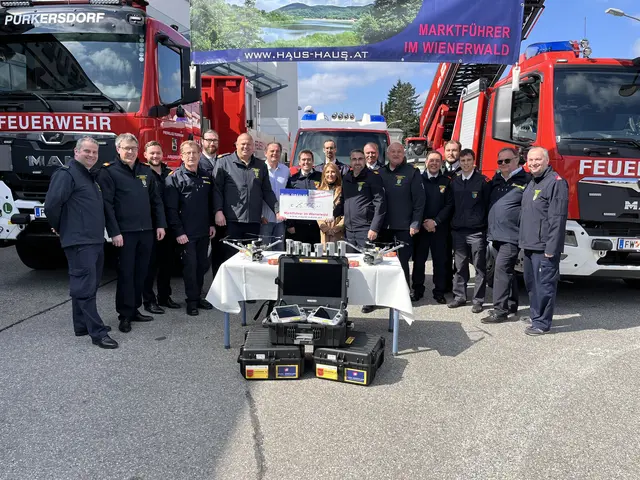 Rudi Dräxler spendet eine hochwertige Drohnenausstattung im Wert von 25.000 Euro an den Feuerwehrabschnitt Purkersdorf  | Foto: Franziska Führer