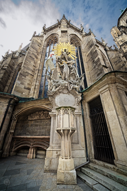 Die Capistran-Kanzel: Vom Predigtstuhl zum Denkmal

Ursprünglich diente dieses gotische Prachtstück als echte Kanzel: Ab 1430 predigte Johannes Capistran von dem damals noch aus Holz gefertigten Stuhl, der inmitten des alten Domfriedhofs stand. Nach der Auflassung des Friedhofs wurde die Kanzel – mittlerweile in Stein gehauen – an die Außenwand des Doms versetzt.

Heute steht das Denkmal für den Sieg über die Osmanen bei Belgrad (1456). Die barocke Figurengruppe über der Kanzel zeigt Capistran, wie er mit Fahne und Kreuz über einem besiegten Gegner triumphiert.
