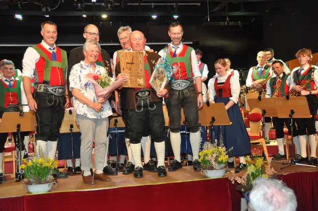 Die „Kirchdorfer Musiklegende“ Blasius Hechenberger und seine Ehefrau Maria (Mitte) mit den Tuba-Gratulanten Mathias Maier, Gerhard Dörflinger, Josef Salvenmoser und Günther Aigner (v. li.)