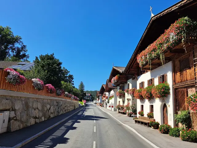 Die Dorfstraße präsentiert sich wieder in neuem Glanz – und die Straße ist endlich in bestem Zustand. | Foto: Gemeinde Mutters