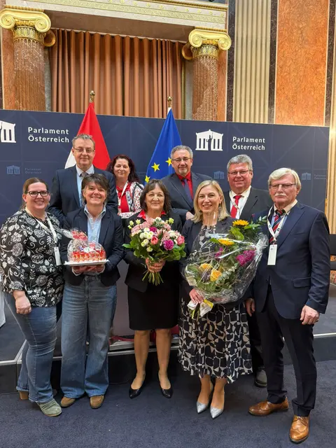 Das Große Goldene Ehrenzeichen für SPÖ Bezirksvorsitzende LA Doris Hahn