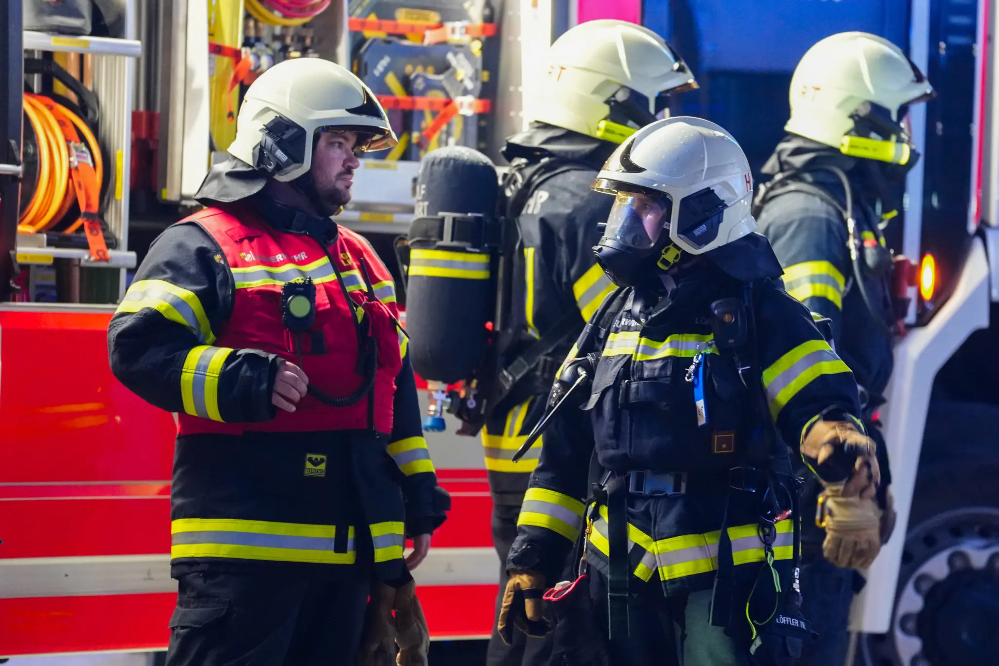 Garagenbrand in Leonding: 60 Feuerwehrleute kämpften gegen Flammen