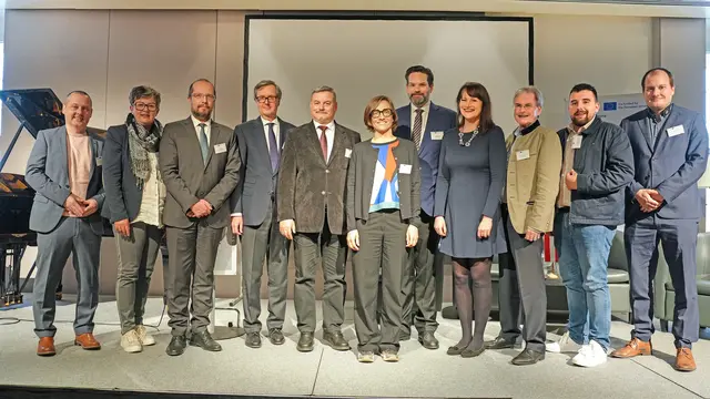 Johannes Wischenbart (NÖ.Regional), Christine Schneider (NÖ.Regional) Juraj Jesko (Gesandter der slowakischen Botschaft), Johannes Wimmer (Österr. Botschafter in der Slowakei), Sylvia Hysek (NÖ.Regional), Jozsef Berenyi (Vizepräsident Trnava), Gaëlle Doléans (Europ. Kommission), Lukas Mandl (MEP und Vorsitzender des regionalen Lenkungsausschusses, ÖVP), Petra Hitkova (Vizepräsidentin Landkreis Bratislava), Karl Wilfing (Präsident NÖ Landtag, ÖVP), Johannes Gumprecht (Bürgermeister Hainburg, ÖVP) Thomas Swiatlowski (Interreg Slowakei) | Foto: NÖ.regional