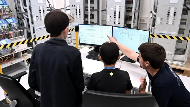 Lernen wie der Strom in die Steckdose kommt und was Radar in einem Auto macht