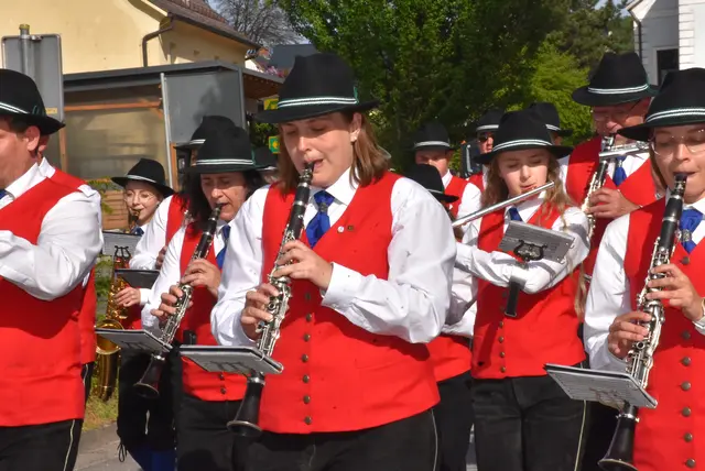 Traditionell begleitet die Stadtkapelle Grein das Aufstellen des Maibaums mit ihren Klängen.  | Foto: Robert Zinterhof