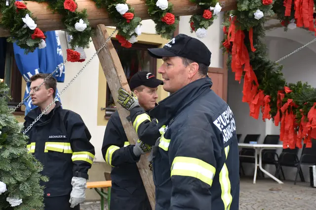 Der Maibaum im Markt Pabneukirchen wird von der Feuerwehr Pabneukirchen aufgestellt. | Foto: Robert Zinterhof