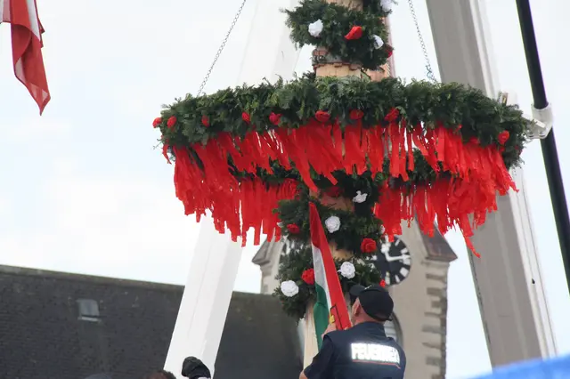 Der Maibaum im Markt Pabneukirchen wird von der Feuerwehr Pabneukirchen aufgestellt. | Foto: Robert Zinterhof