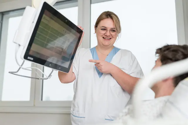 Die OÖG führt das digitale Patientenrufsystem Cliniserve schrittweise in allen Kliniken ein und stärkt damit die moderne, direkte Kommunikation am Krankenbett. | Foto: OÖG