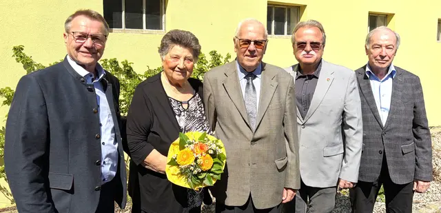 Bürgermeister Helmut Arzt, Hildegard Seli, Jubilar Josef Seli, Vizebürgermeister Josef Höller und Obmann Franz Czerny bei der kleinen Feier. | Foto: Gemeinde Prinzendorf